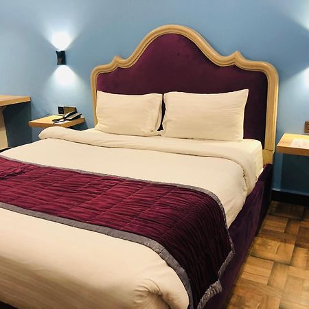 Hotel Oban Lahore Esterno foto