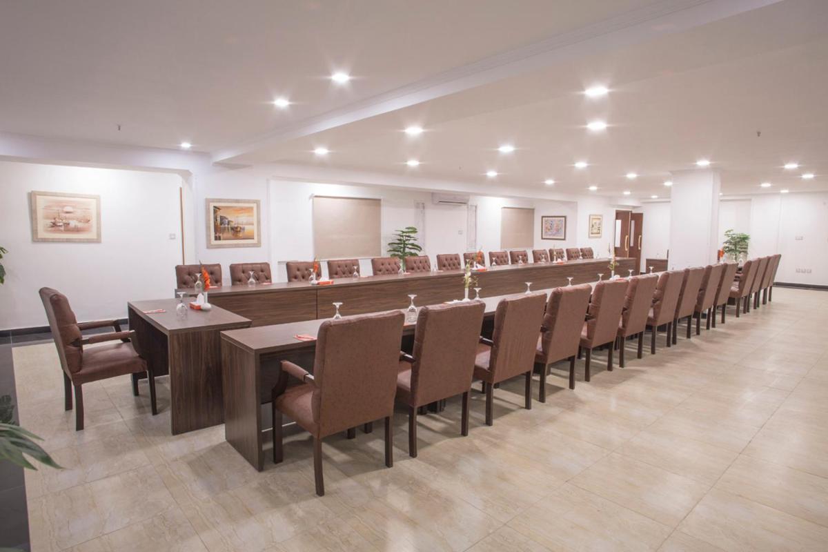 Hotel Oban Lahore Esterno foto