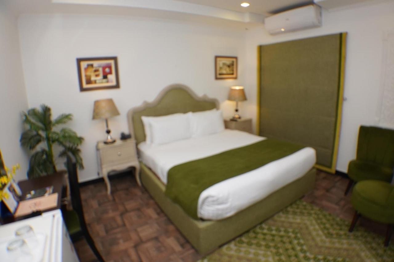 Hotel Oban Lahore Esterno foto