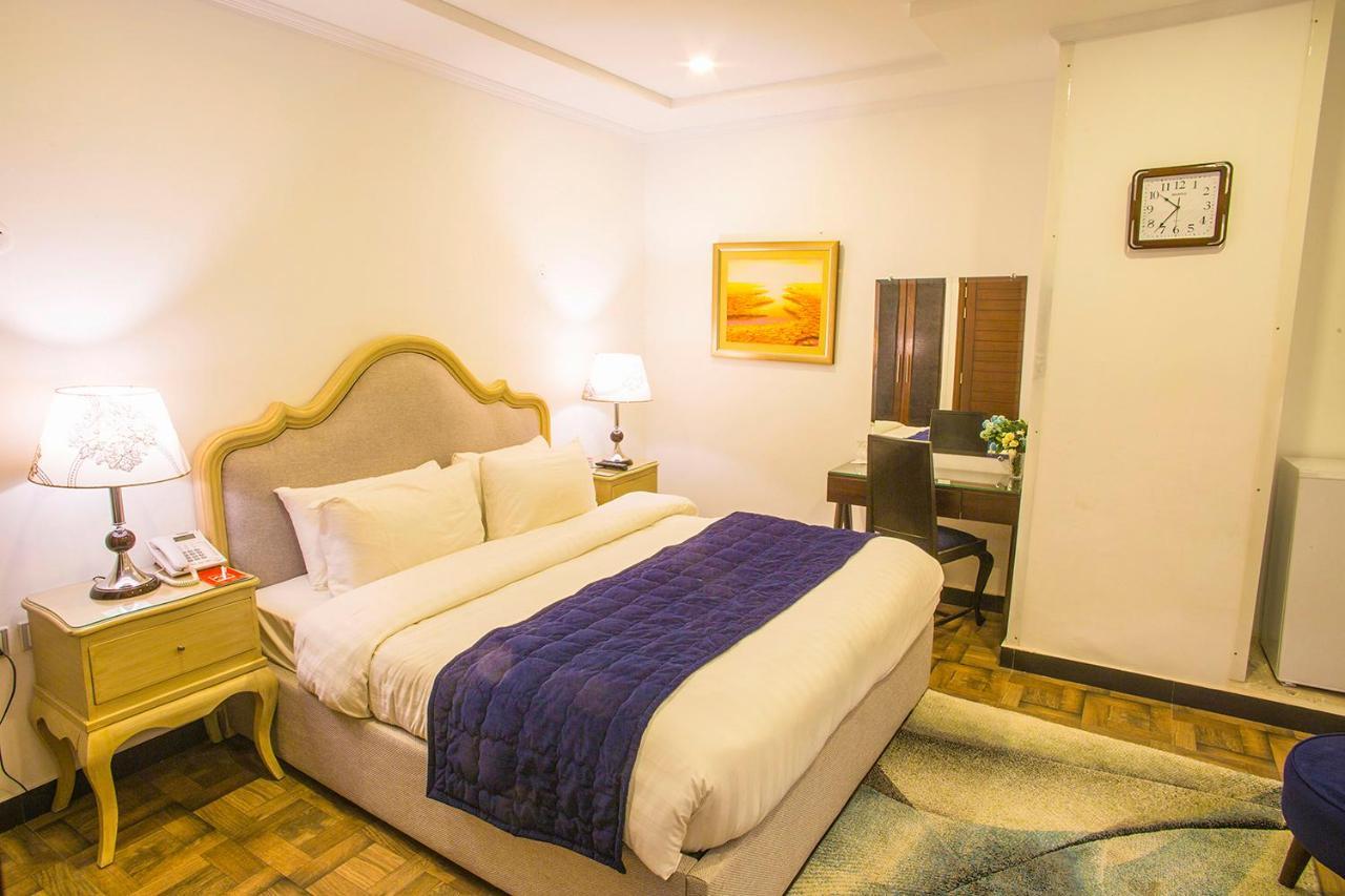 Hotel Oban Lahore Esterno foto