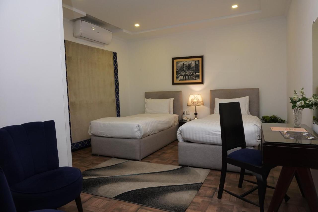 Hotel Oban Lahore Esterno foto