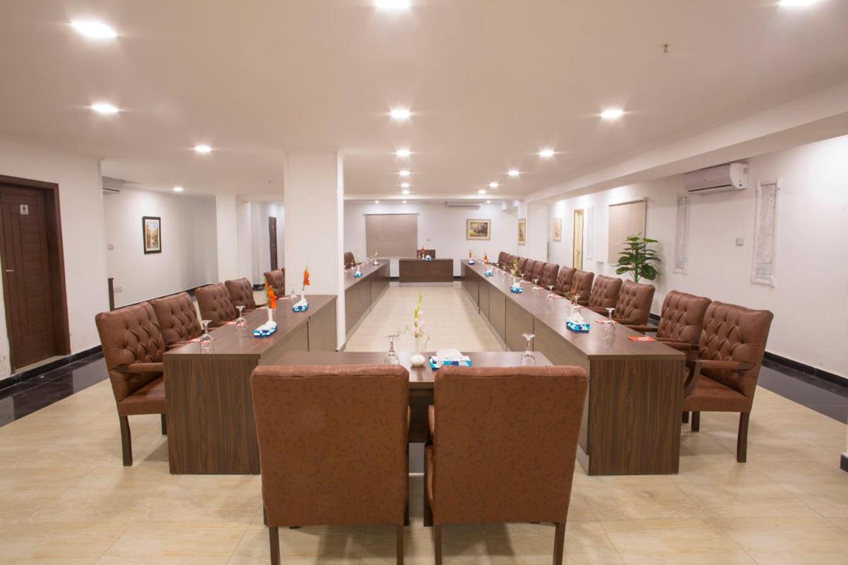 Hotel Oban Lahore Esterno foto