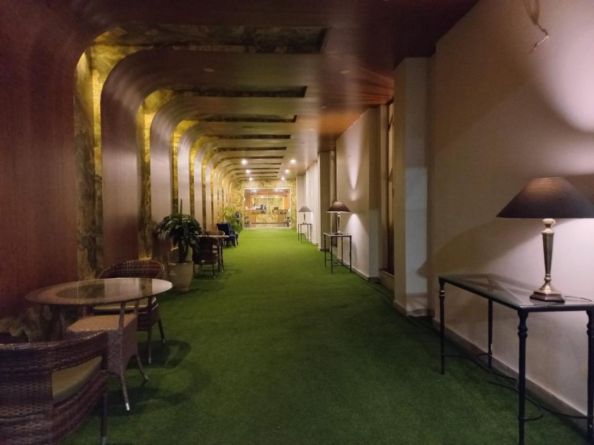 Hotel Oban Lahore Esterno foto