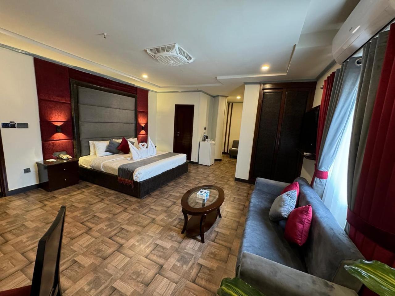 Hotel Oban Lahore Esterno foto