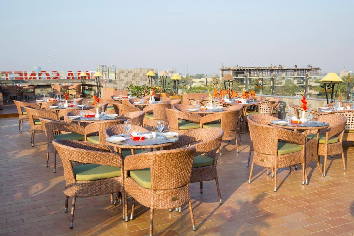 Hotel Oban Lahore Esterno foto