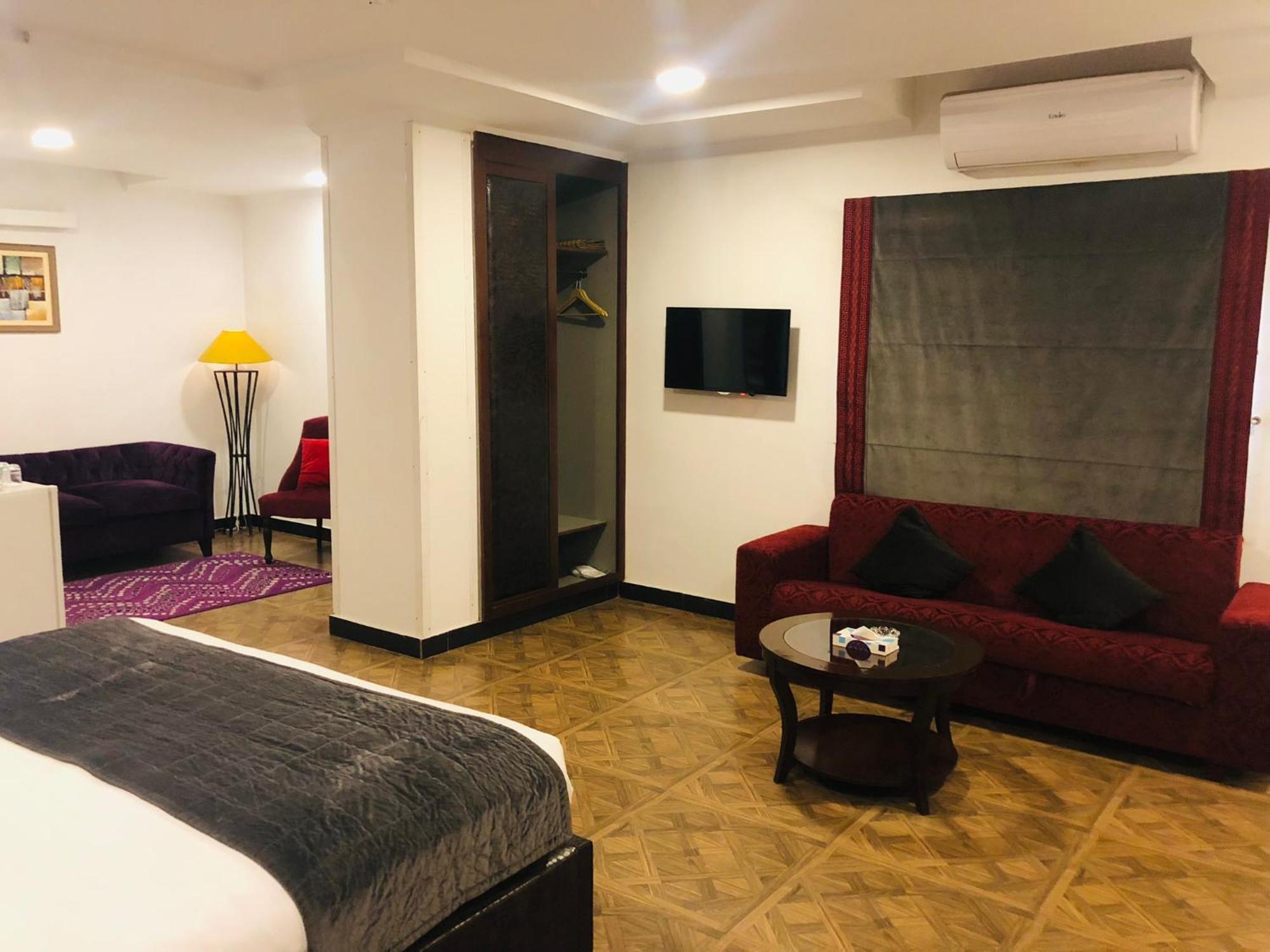 Hotel Oban Lahore Esterno foto