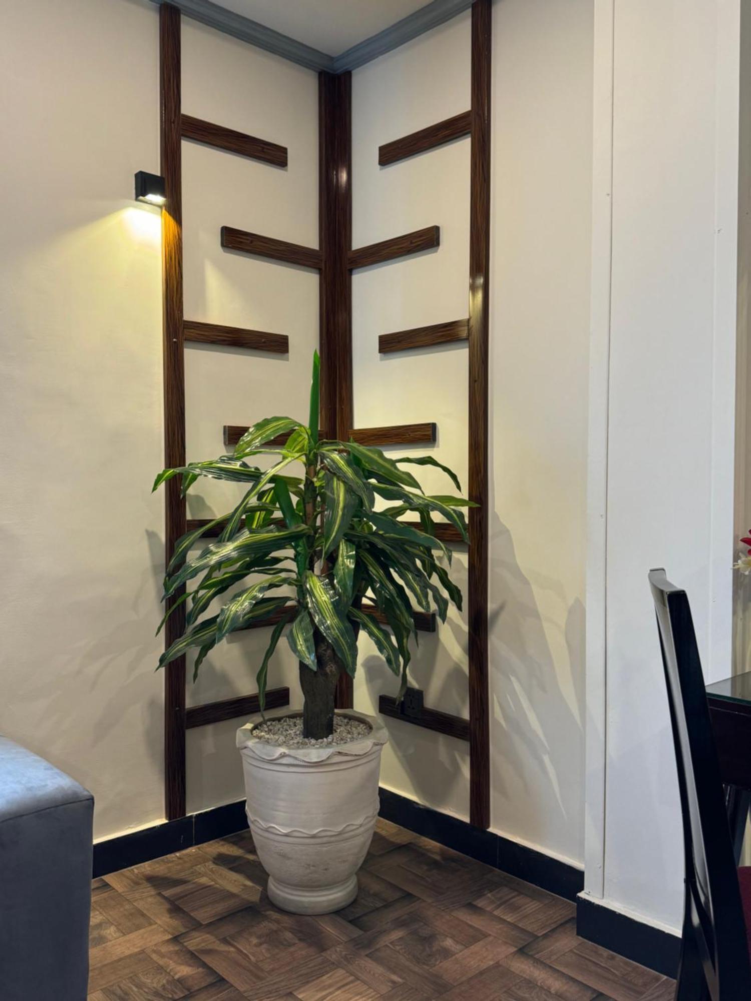 Hotel Oban Lahore Esterno foto