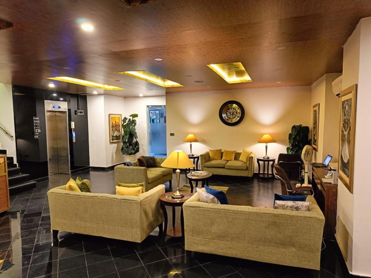 Hotel Oban Lahore Esterno foto
