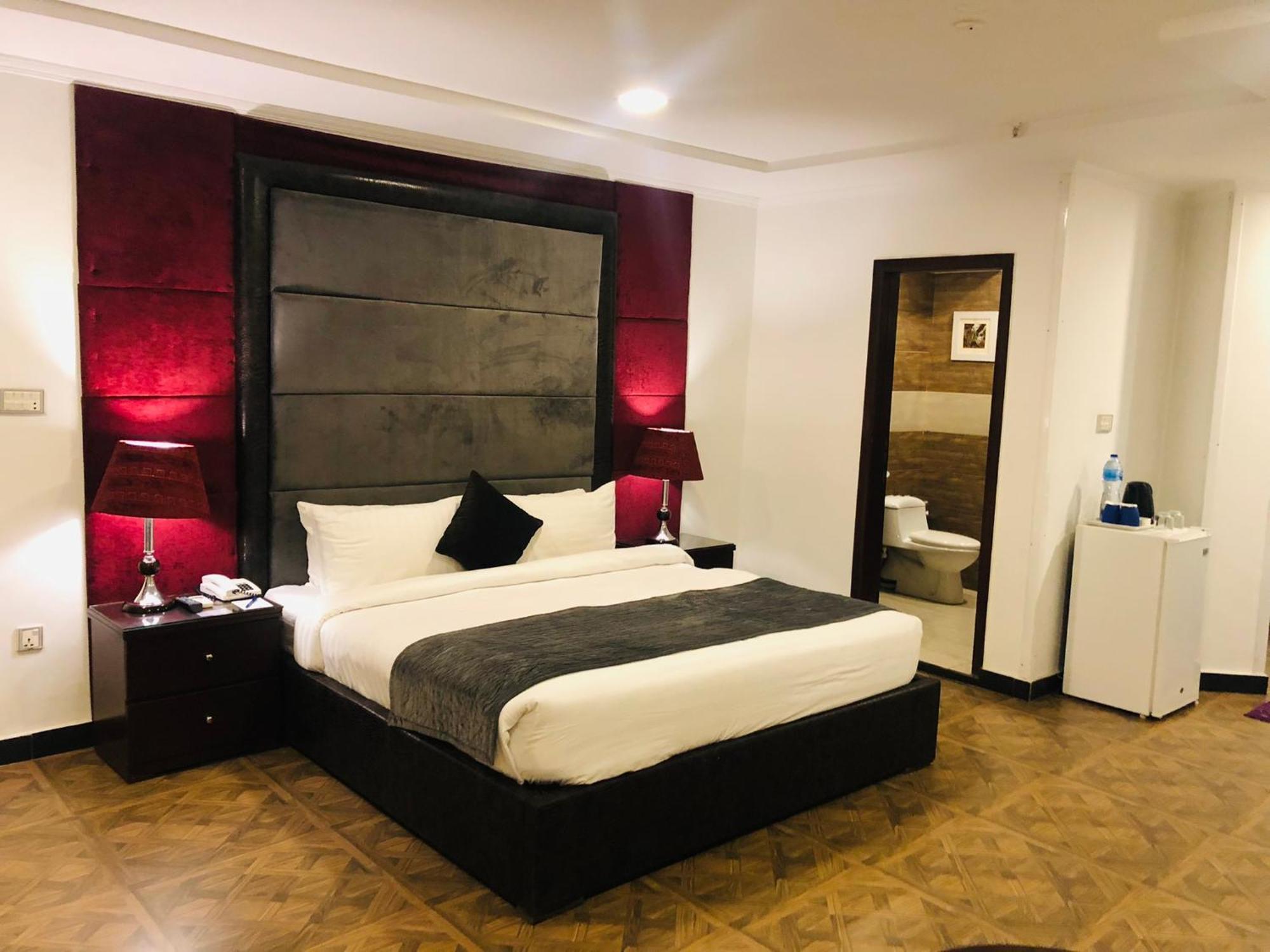 Hotel Oban Lahore Esterno foto