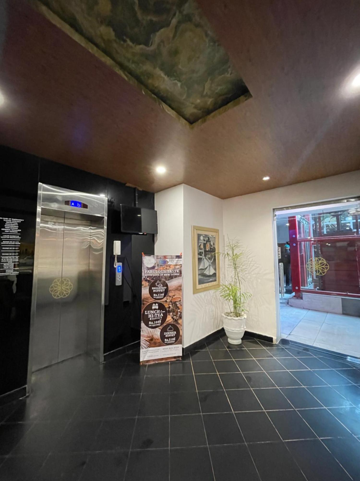 Hotel Oban Lahore Esterno foto