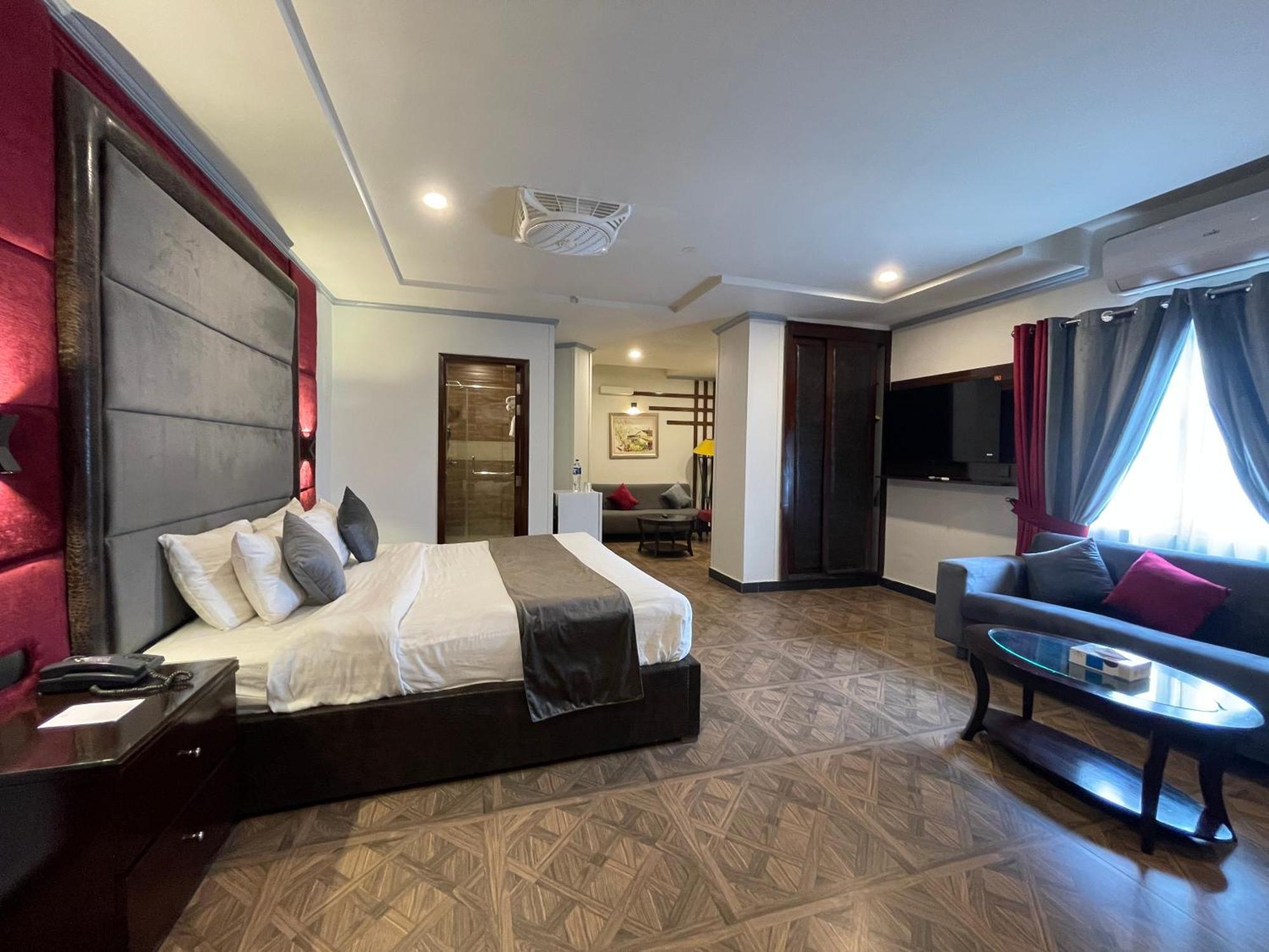 Hotel Oban Lahore Esterno foto