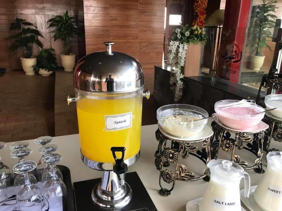 Hotel Oban Lahore Esterno foto