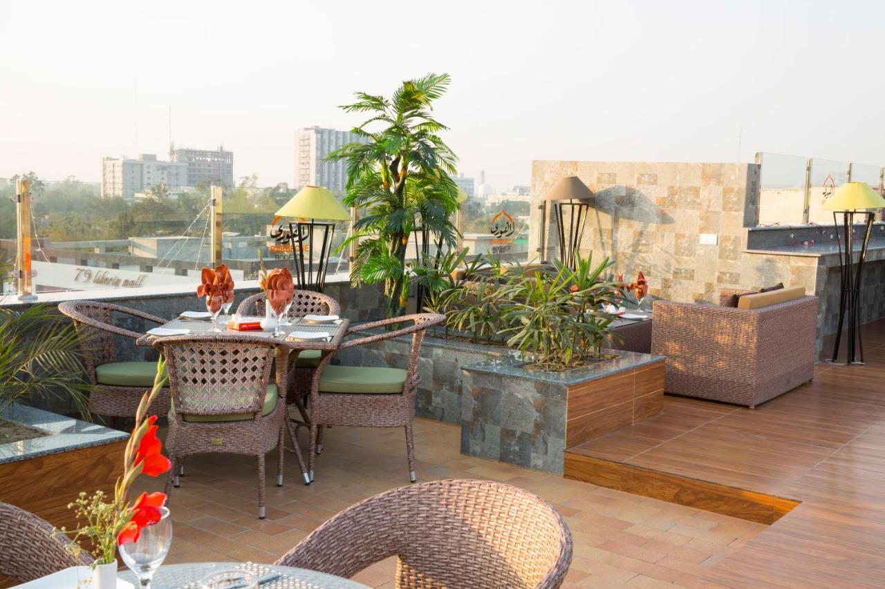 Hotel Oban Lahore Esterno foto